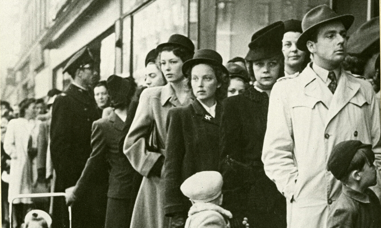 MEA, kunder köar för nylonstrumpbyxor efter kriget.