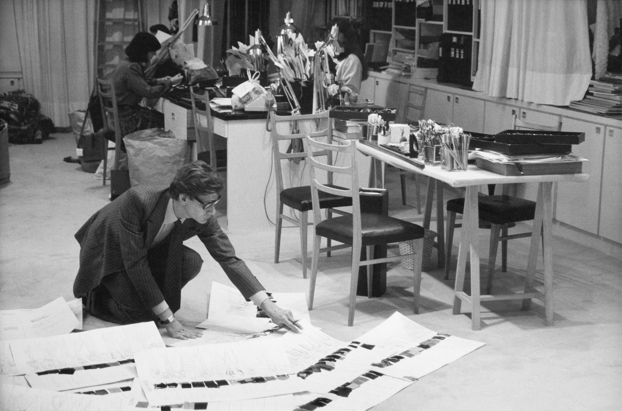 B – Yves Saint Laurent dans son studio