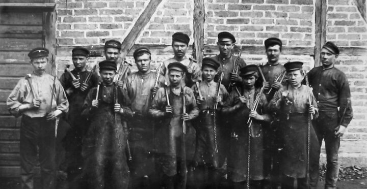 Den 16 maj 1894 fick kättingsmederna ställa upp sig för fotografering