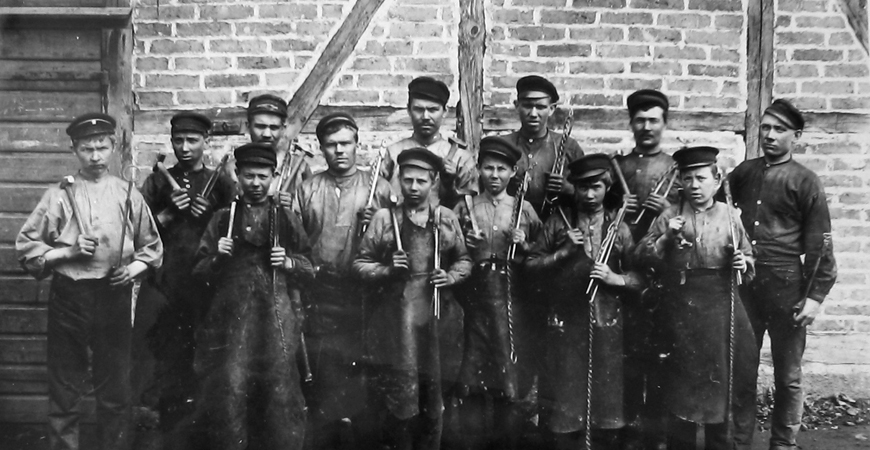 Den 16 maj 1894 fick kättingsmederna ställa upp sig för fotografering