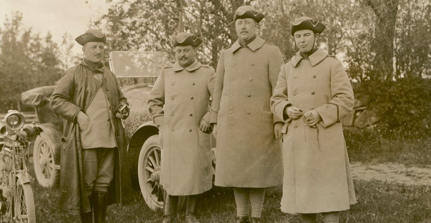 Fyra herrar på bilutflykt. Från höger Herman Gustaf Turitz, Johan Petter Åhlén, Georg Engel samt okänd person.