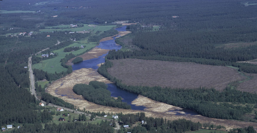 Flygbild, älv med timmerflottning.