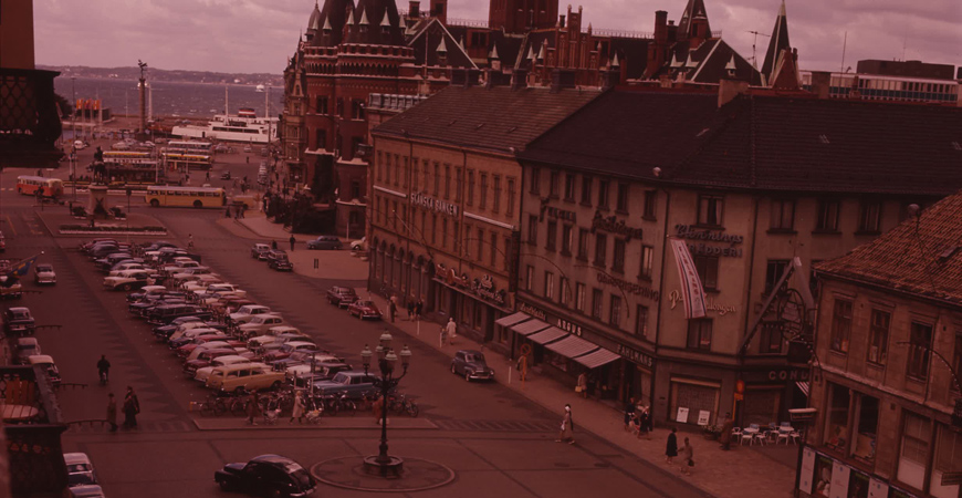 Vy över gata. I bakgrunden hamnen och Danmark.