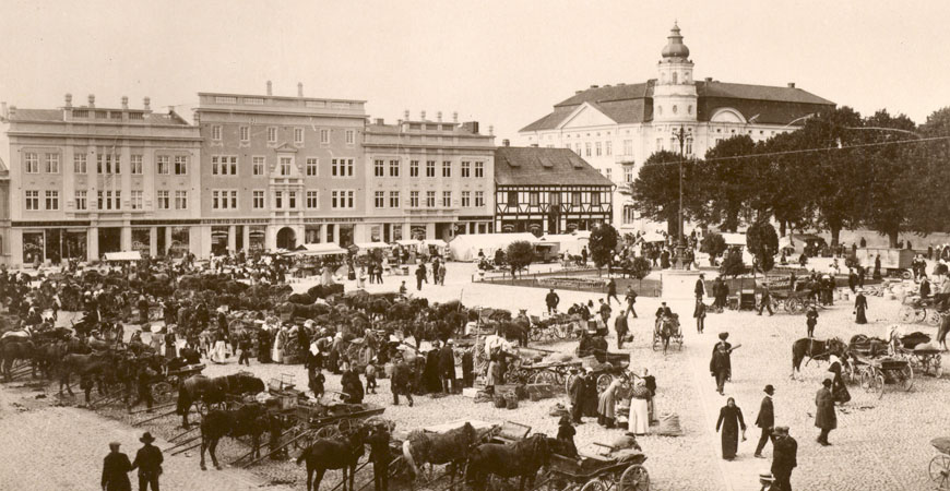 Vy över torget med pågående marknad.