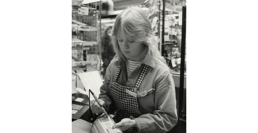 Stockholm, 1985 ca, ICA Husby, kassörska avläser streckkod.