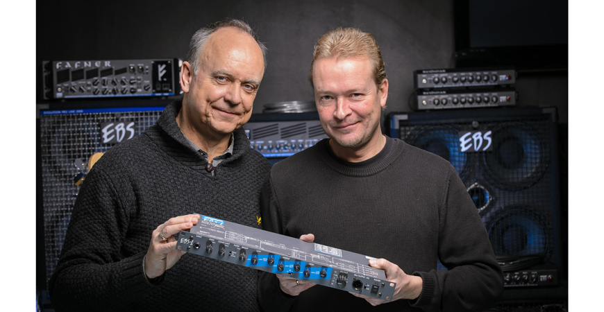 Bo Engberg och Mats Kristoffersson med en EBS-1 i händerna