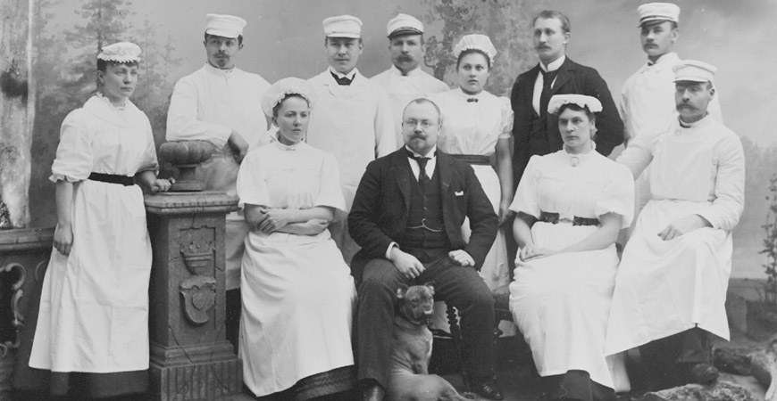 Baron Theodor Adelswärd, mitt i bilden