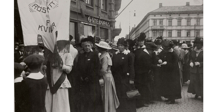 Demonstrationståg_för_kvinnorösträtten,_Göteborg_-_Nordiska_Museet_-_NMA.0032617