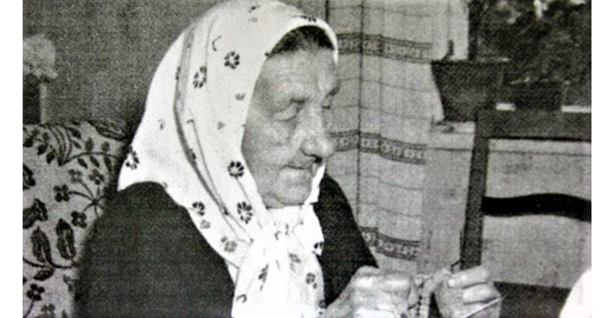 Erika_Aittamaa_stickade_den_första_lovikkavanten_892_i_byn_Lovikka._Creative_Commons