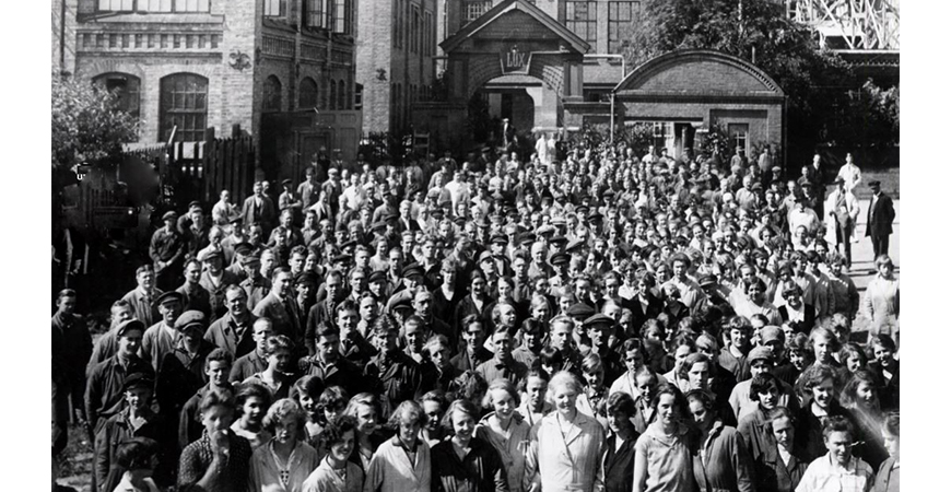 Gruppbild på Electrolux-anställda