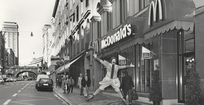 Ronald McDonald utanför McDonald’s Kungsgatan