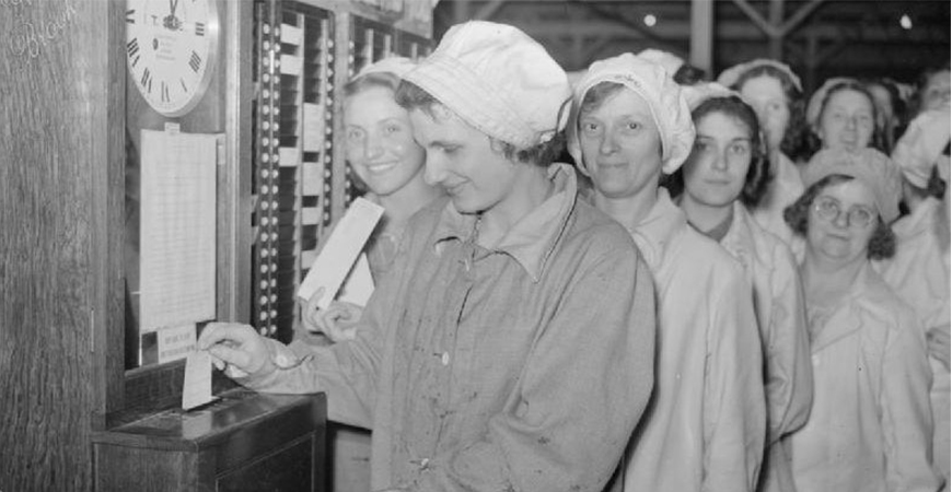 Mrs Skinner stämplar in på en ammunitionsfabrik i Storbritannien 1940. Foto Imperial War