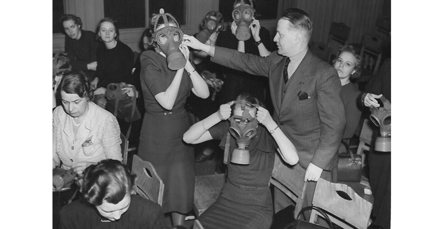 NKs arkiv hos Centrum för Näringslivshistoria. Sekreterare Ekerot demonstrerar