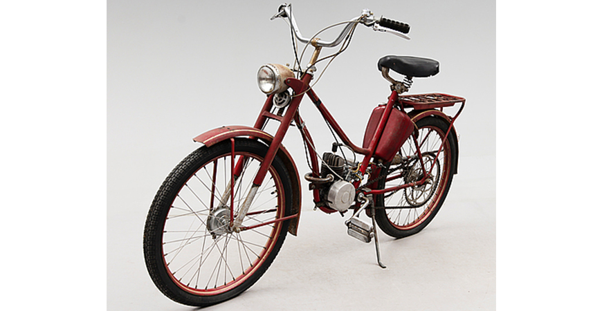 Röd moped från mitten av 1900-talet.