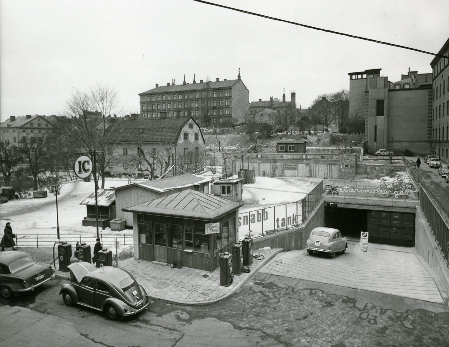 Bensinstation och nedfart i garage.