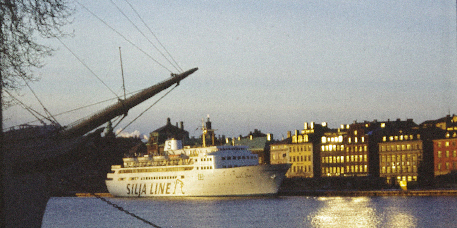 Silja Line-skepp i varmt ljus i Stockholm.