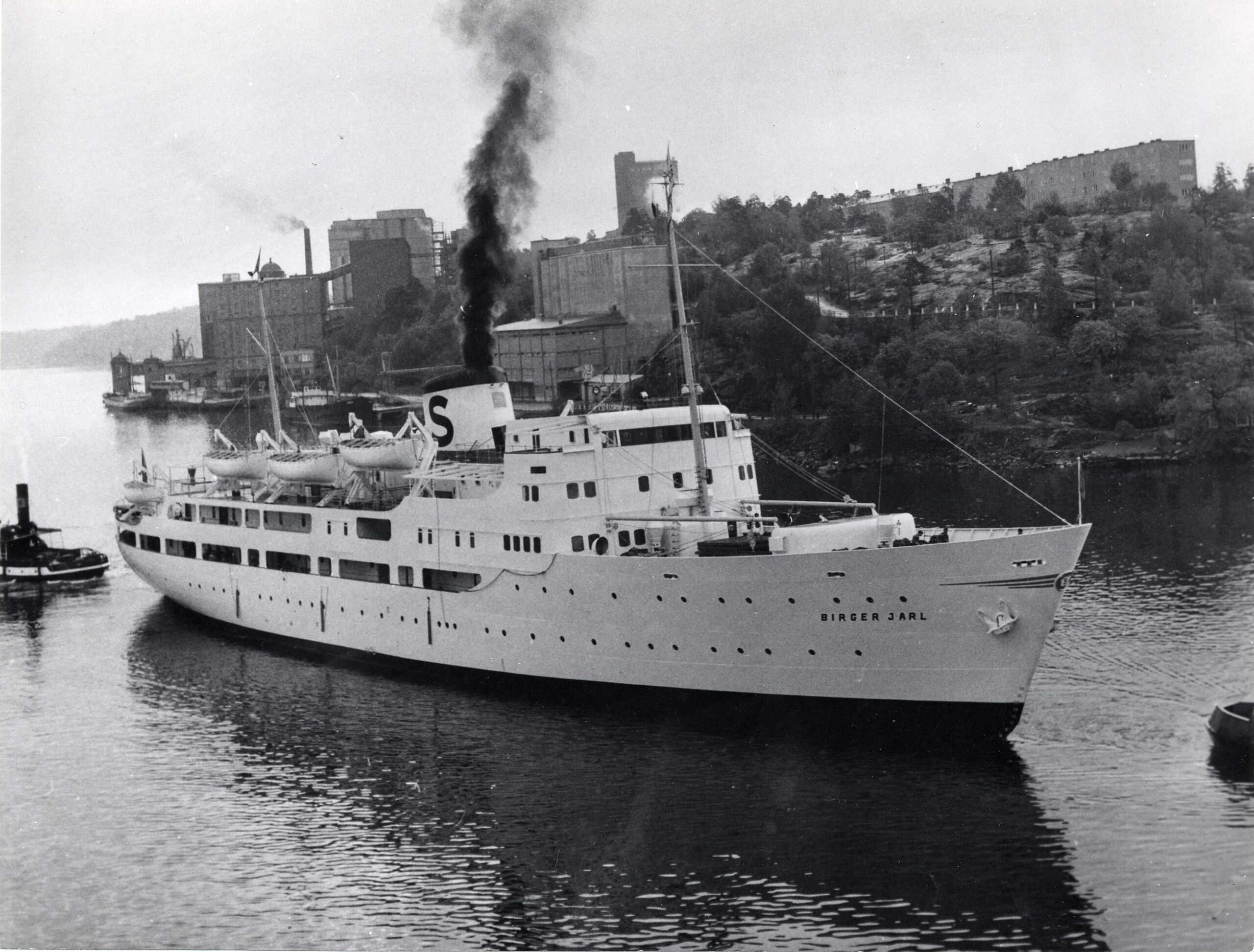 Rederi-Sveas skepp Birger Jarl med svart rök.