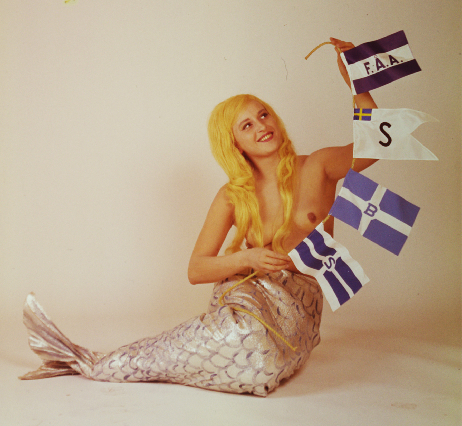 Sjöjungfru håller upp flaggorna för Rederi-Svea och de finska rederierna.