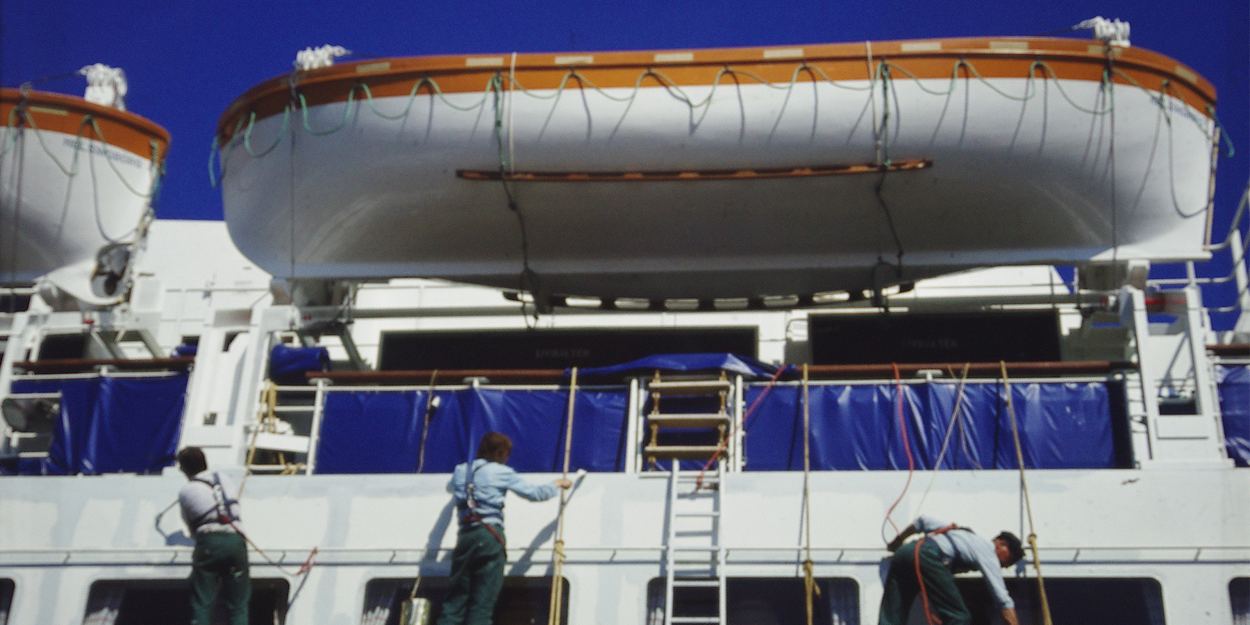 Livbåtar målas, Sveabolaget.