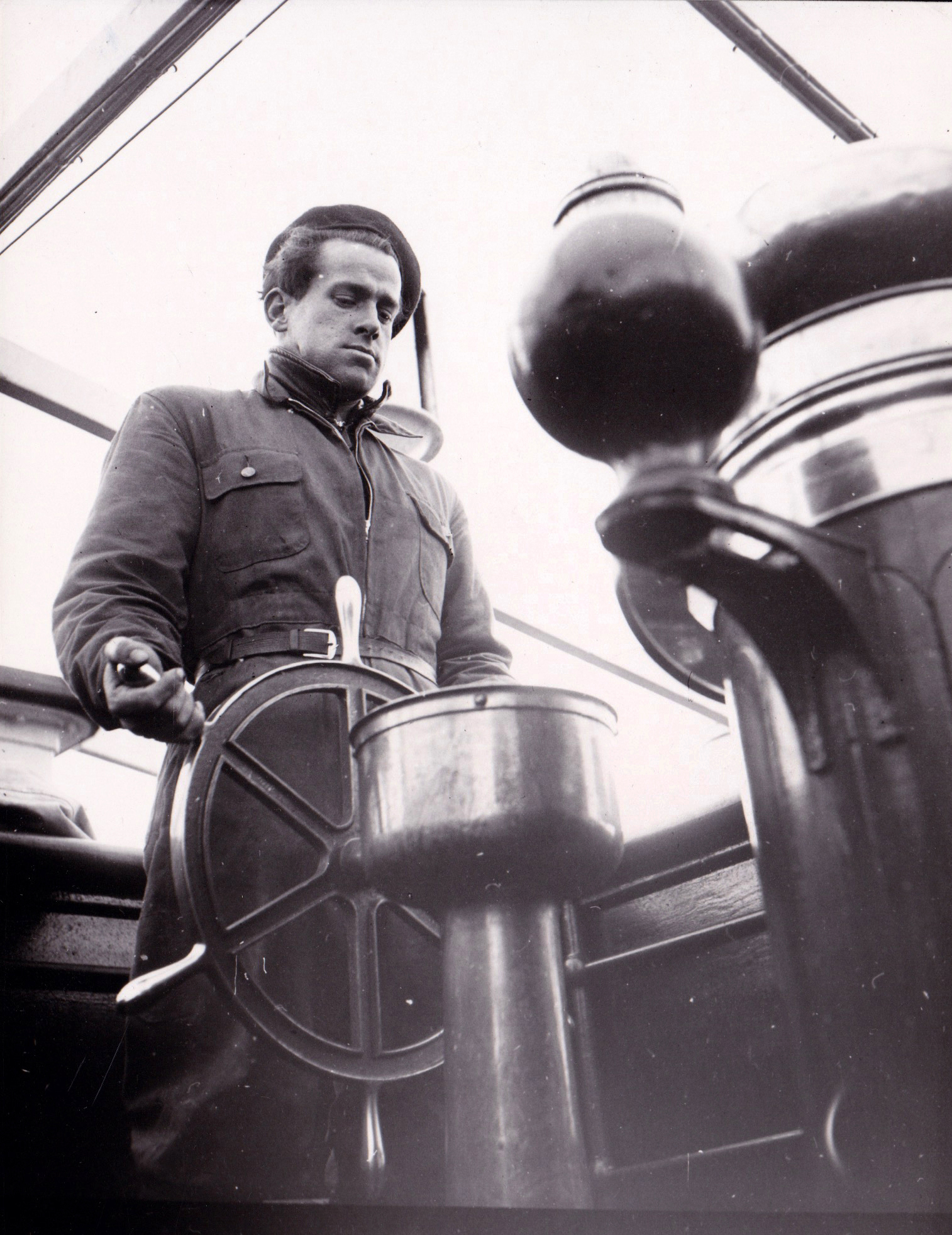 Styrman på Örnen ur Stockholms Rederi AB Sveas arkiv.