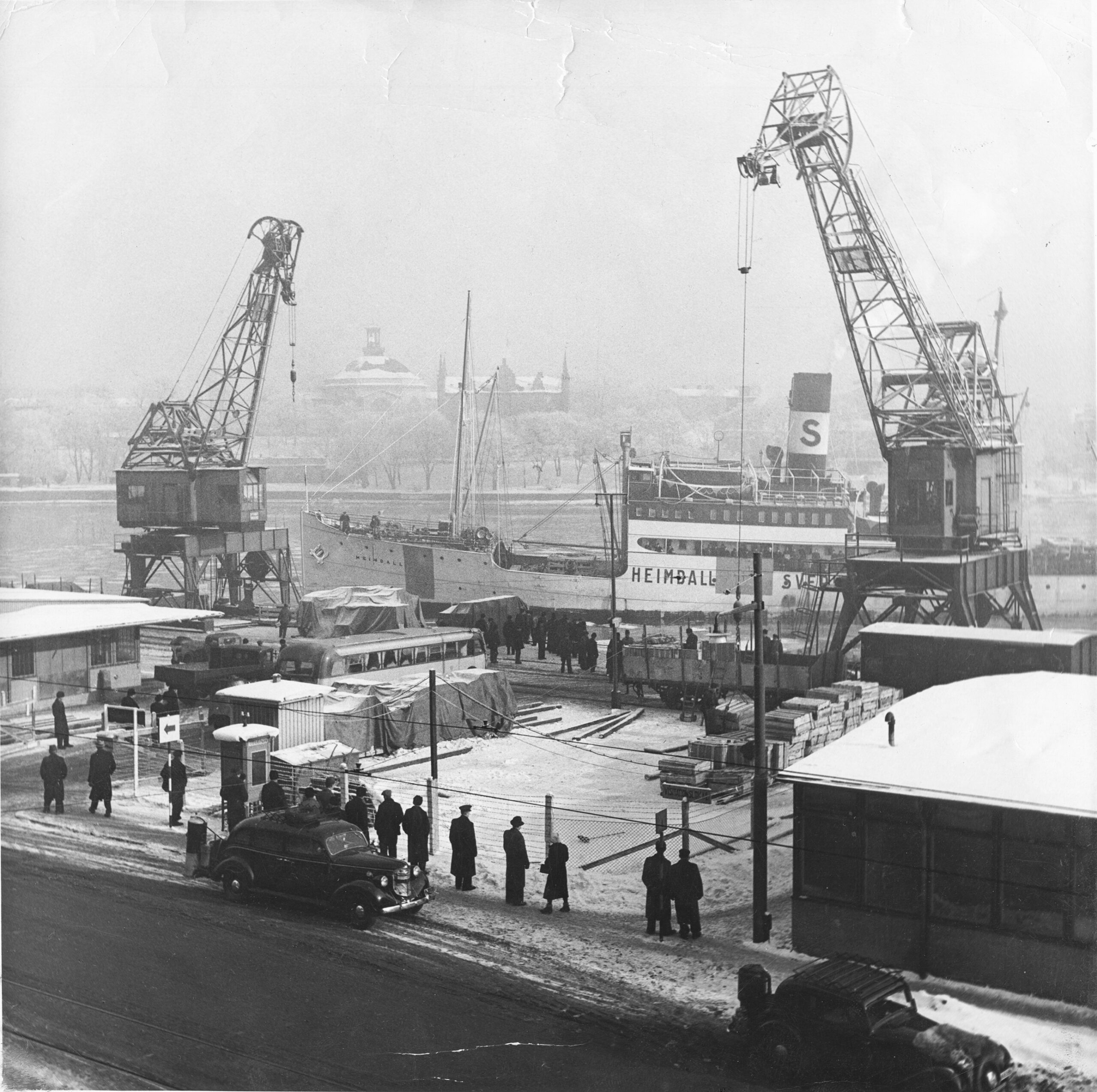 Skeppet Heimdall anlöper eller lämnar Skeppsbrokajen, Sveabolaget.