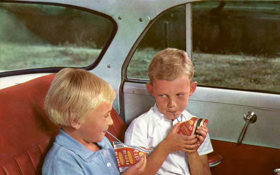 Barn som dricker ur Tetra Paks förpackningar.