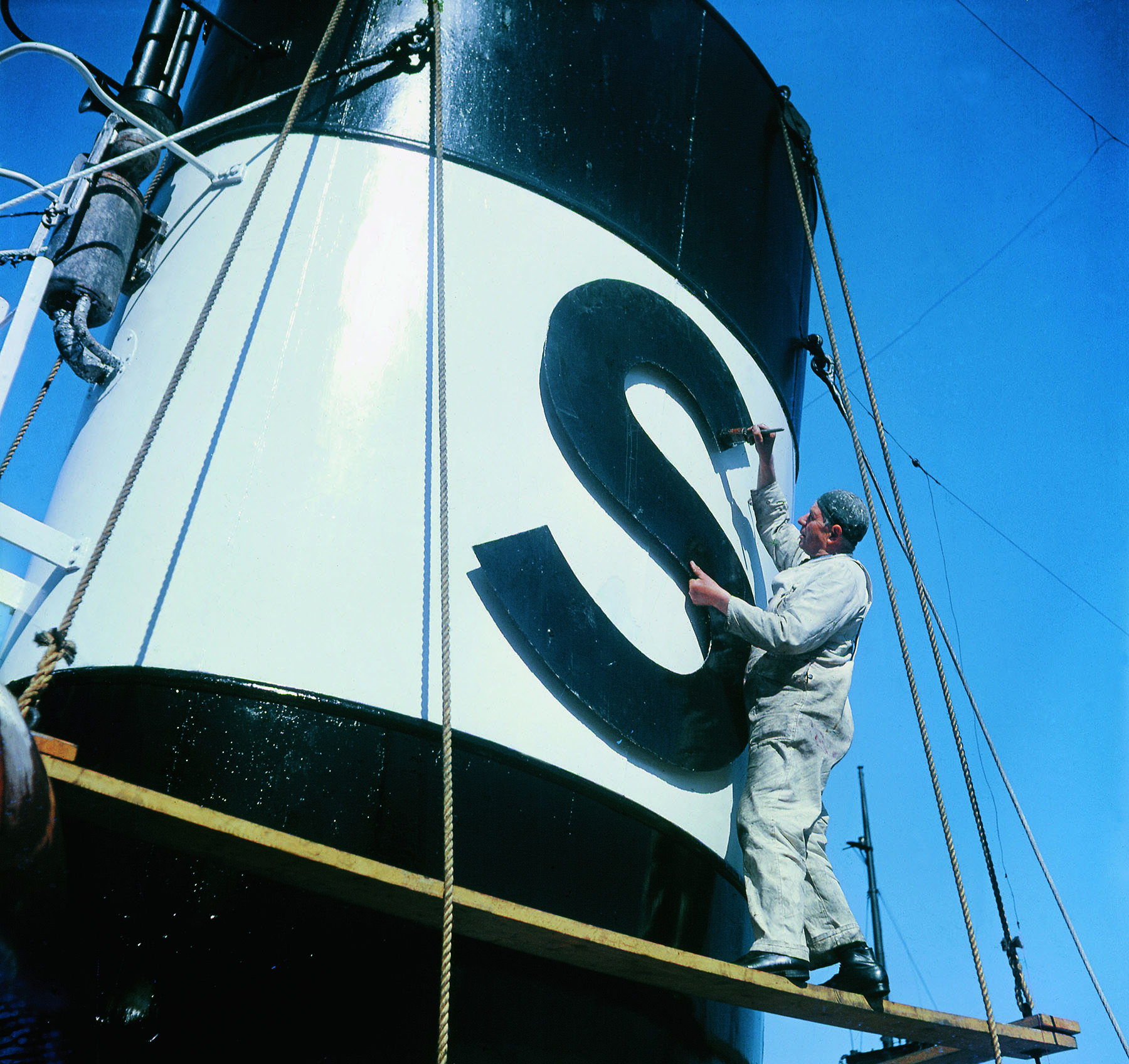 Skorsten målas på Rederi-Sveas Fartyg.