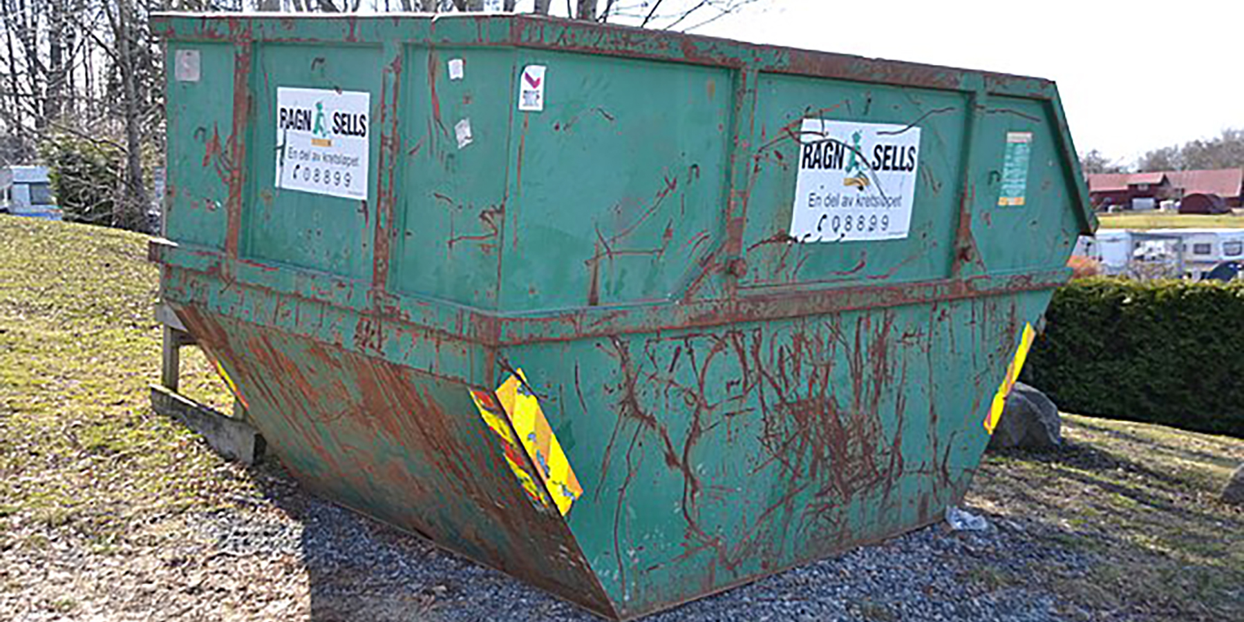 Ragn-Sells container på Nes camping.