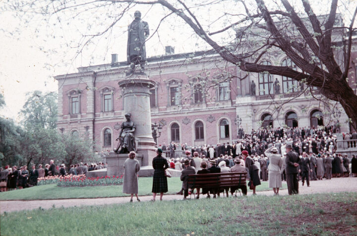 Folksamling utanför Universitetshuset i Uppsala 1956.